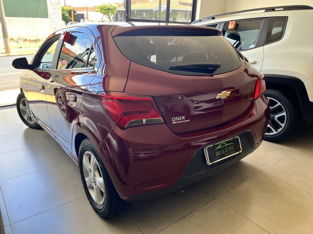 CHEVROLET Onix Hatch - Foto
