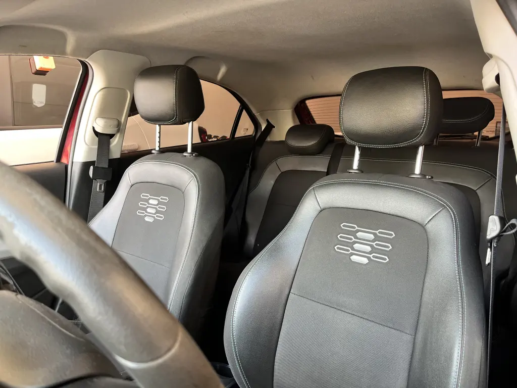 CHEVROLET Onix Hatch - Foto