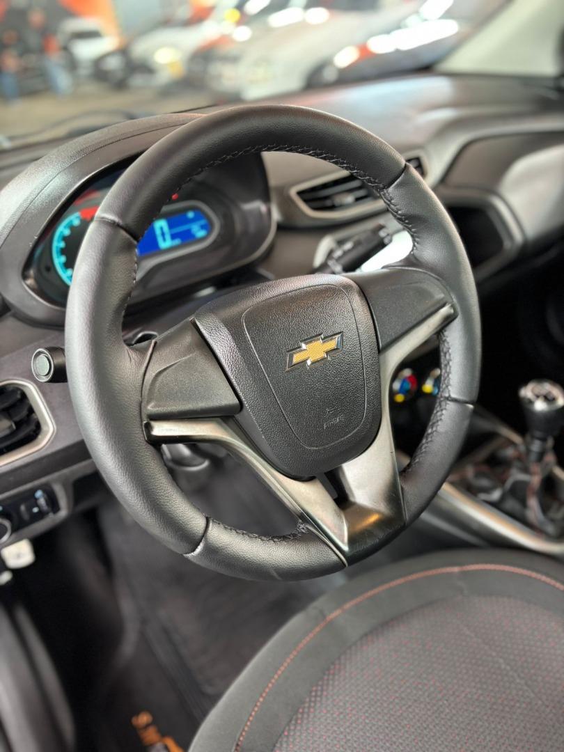 CHEVROLET Onix Hatch - Foto