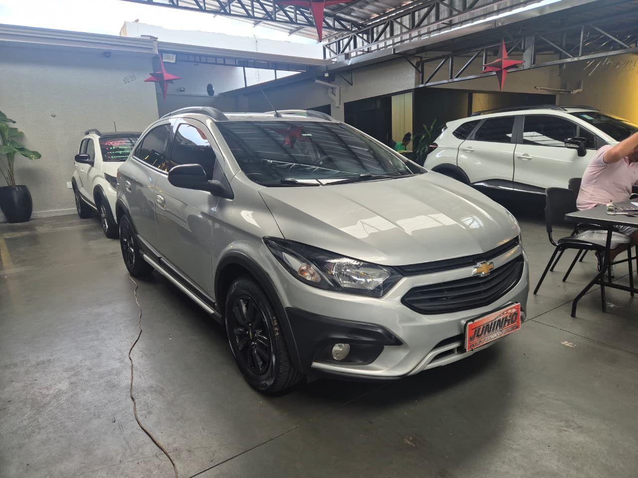 CHEVROLET Onix Hatch - Foto