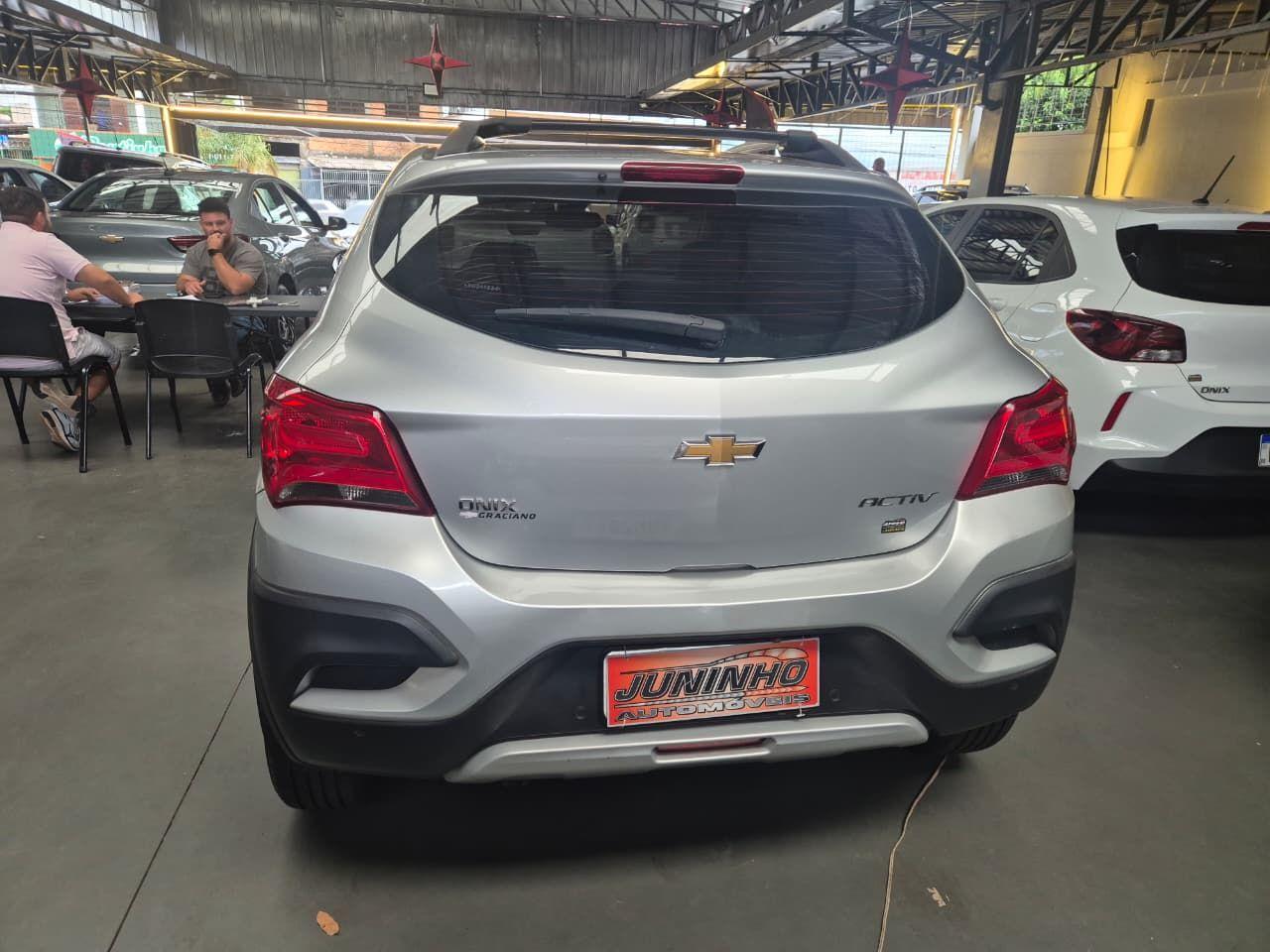 CHEVROLET Onix Hatch - Foto