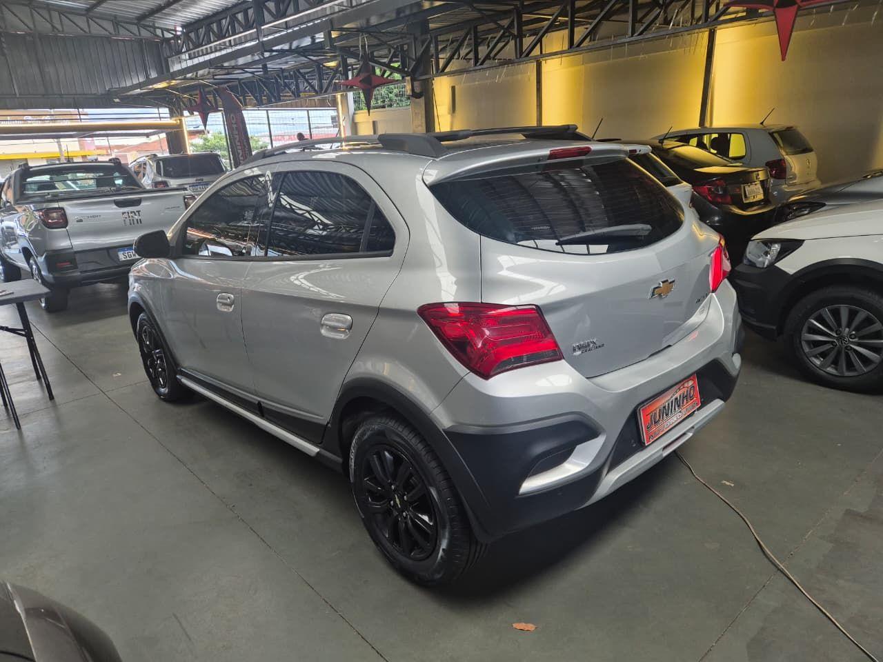 CHEVROLET Onix Hatch - Foto