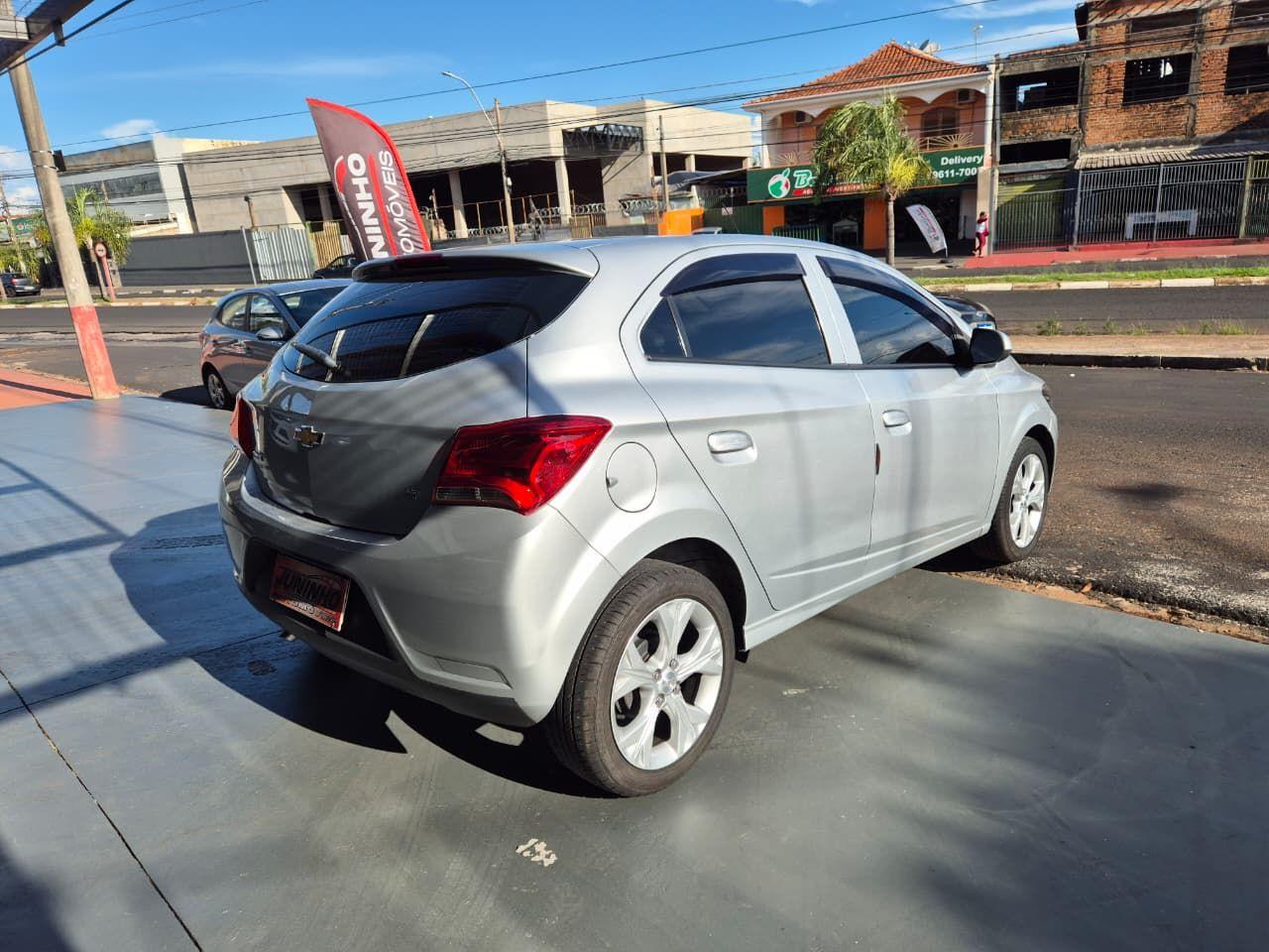 CHEVROLET Onix Hatch - Foto