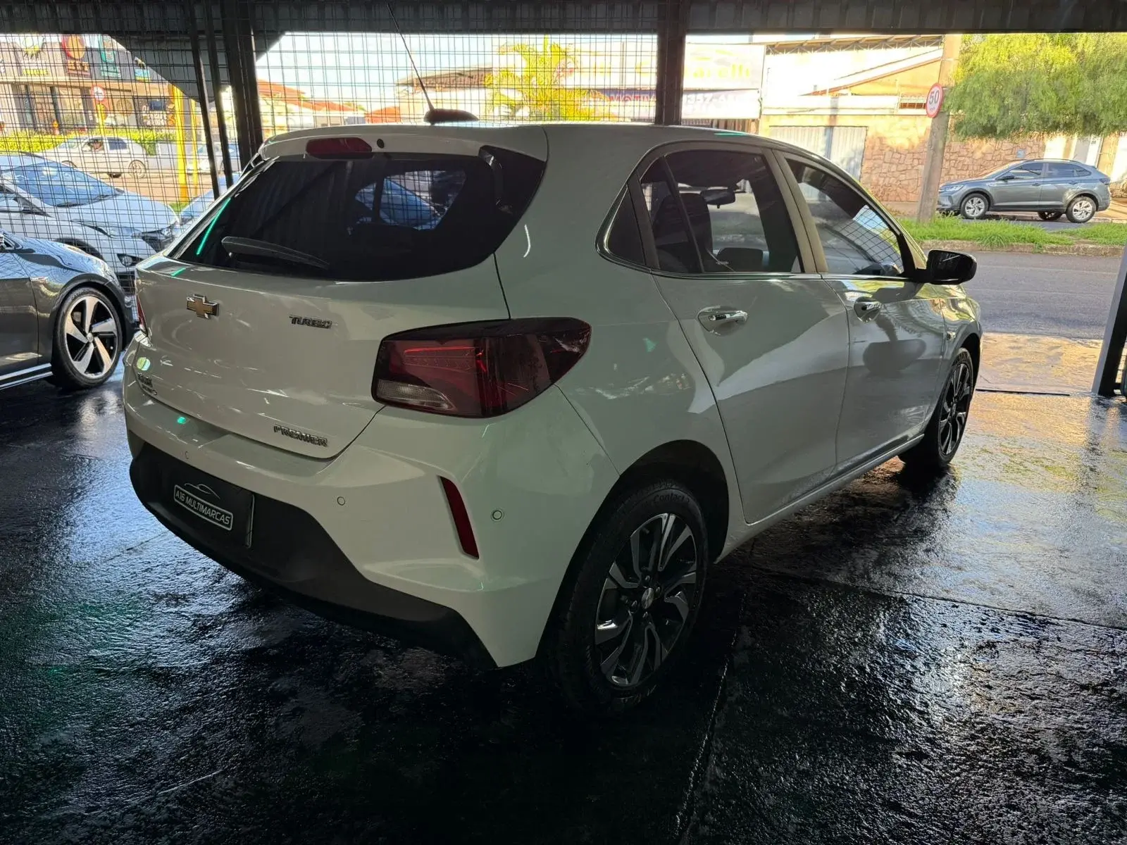 CHEVROLET Onix Hatch - Foto