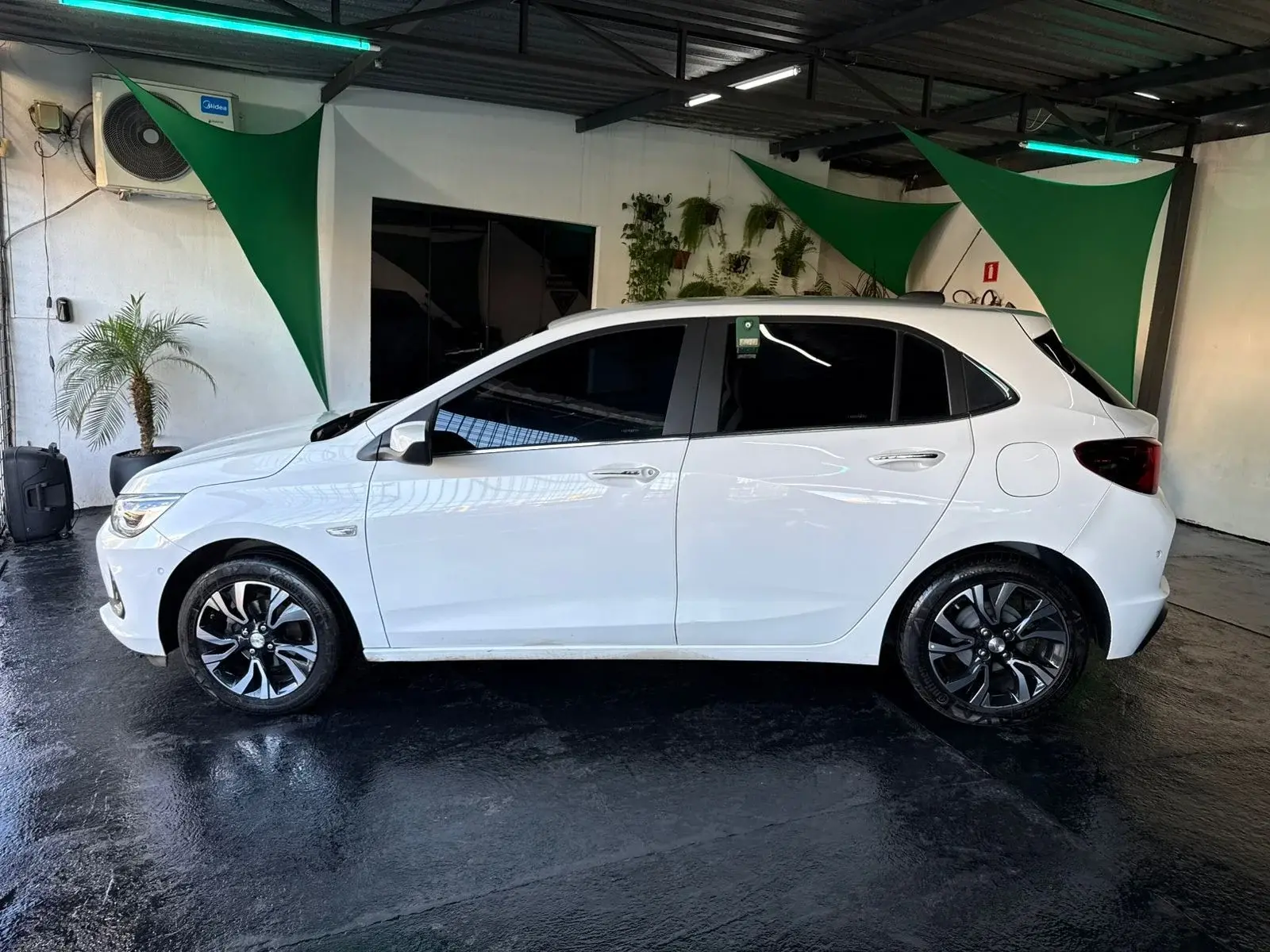 CHEVROLET Onix Hatch - Foto