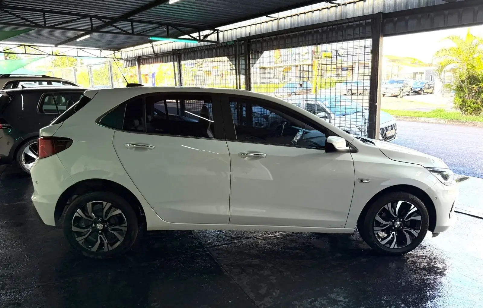 CHEVROLET Onix Hatch - Foto