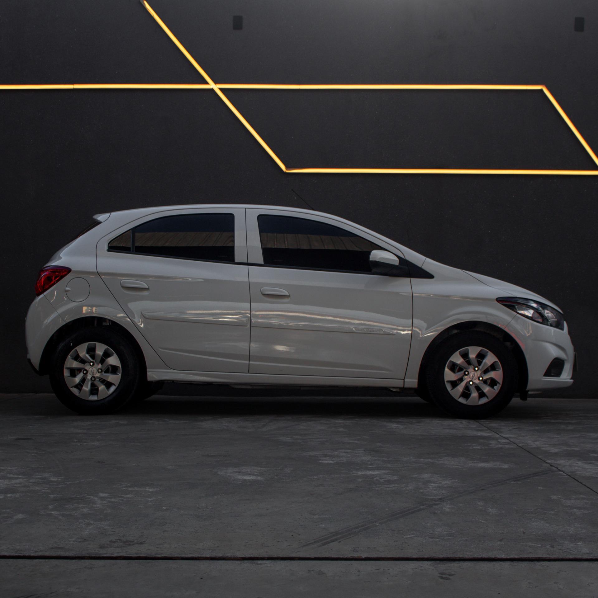 CHEVROLET Onix Hatch - Foto
