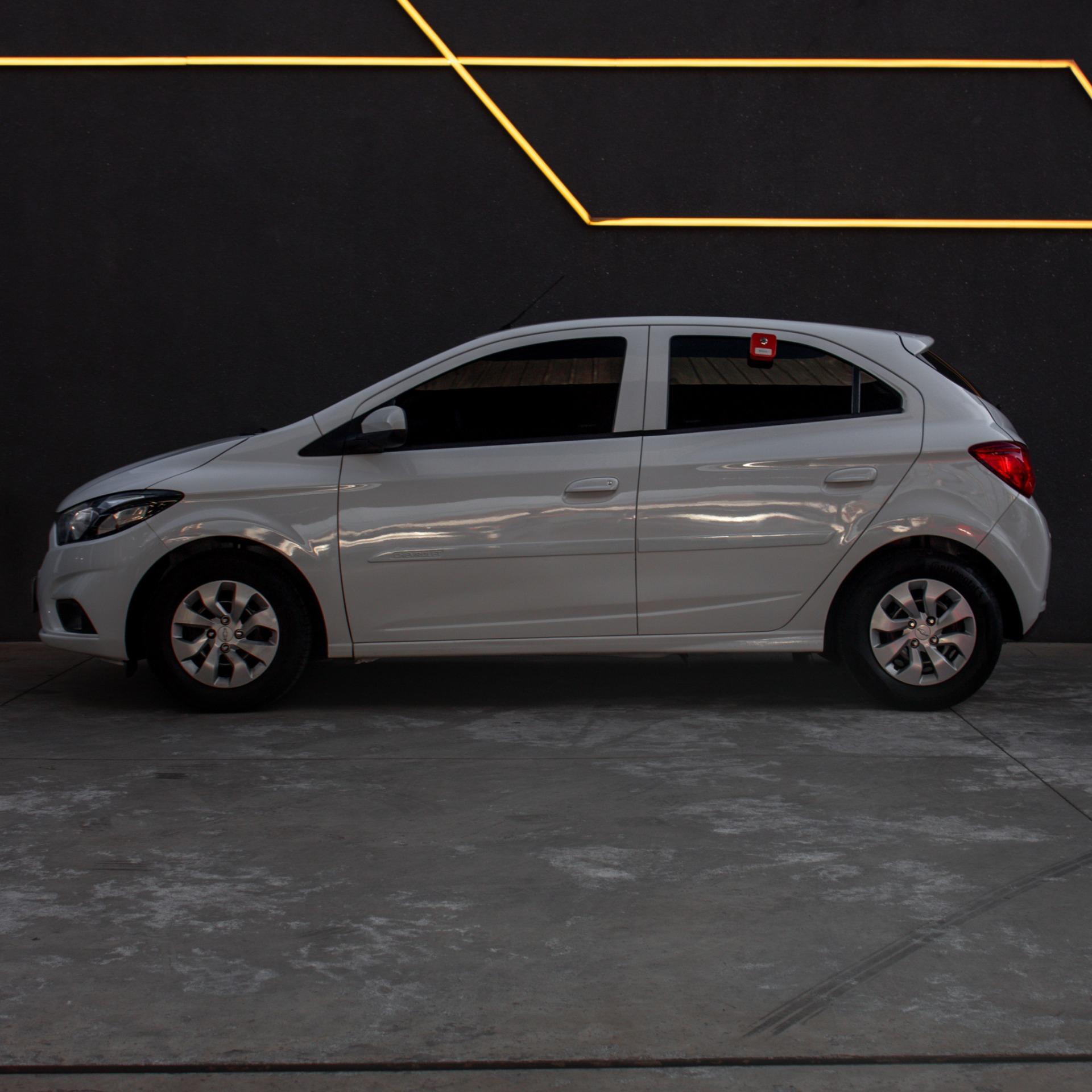 CHEVROLET Onix Hatch - Foto