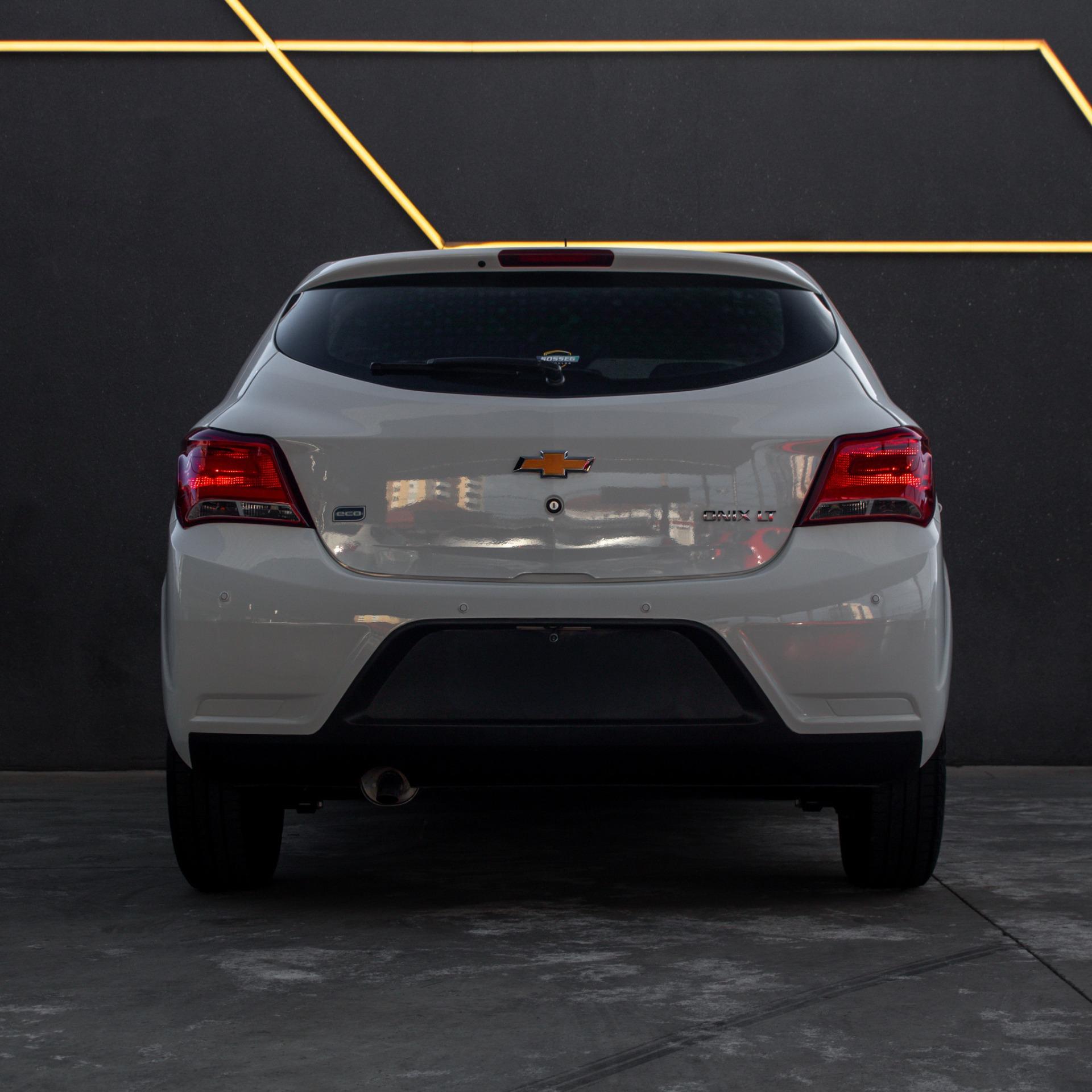 CHEVROLET Onix Hatch - Foto