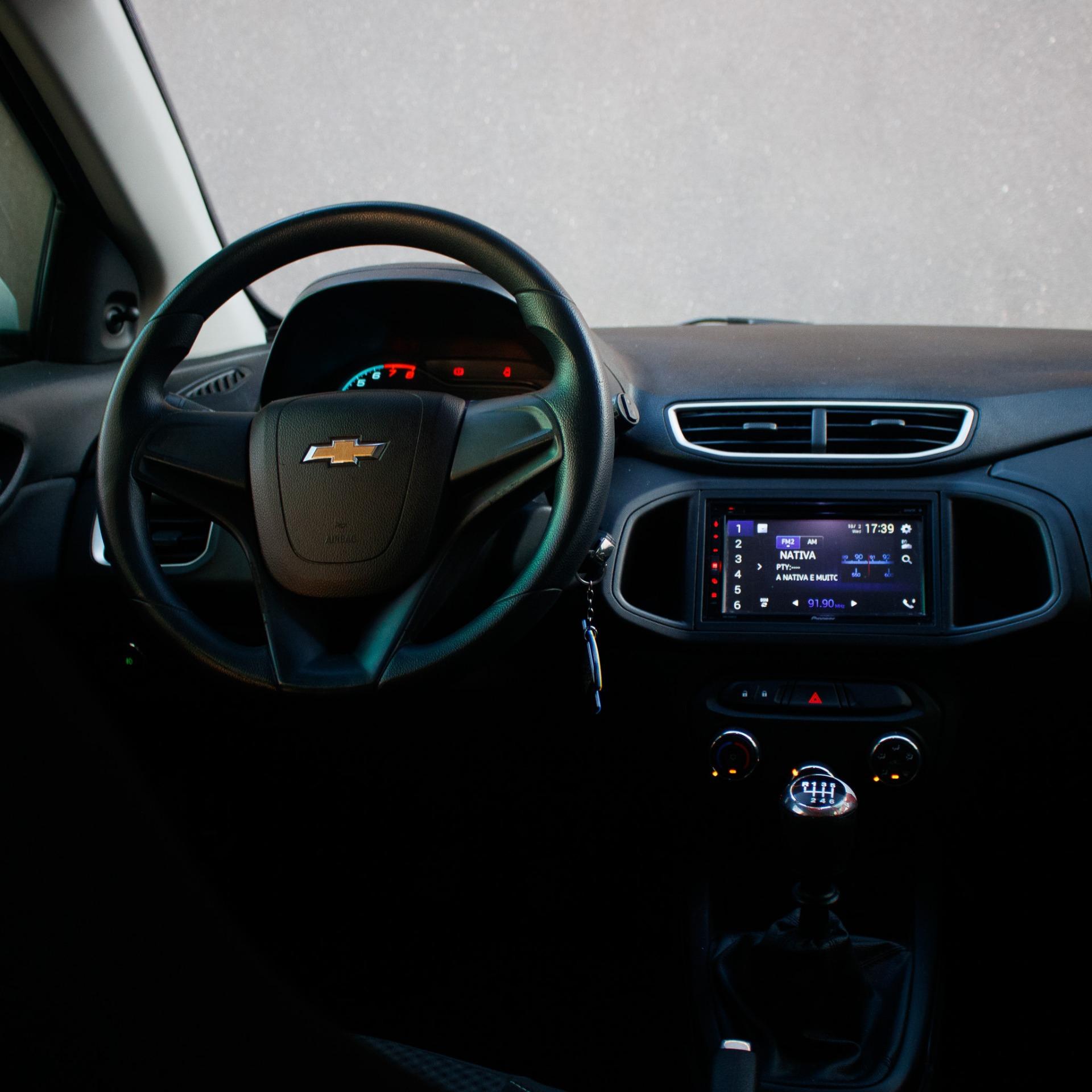 CHEVROLET Onix Hatch - Foto