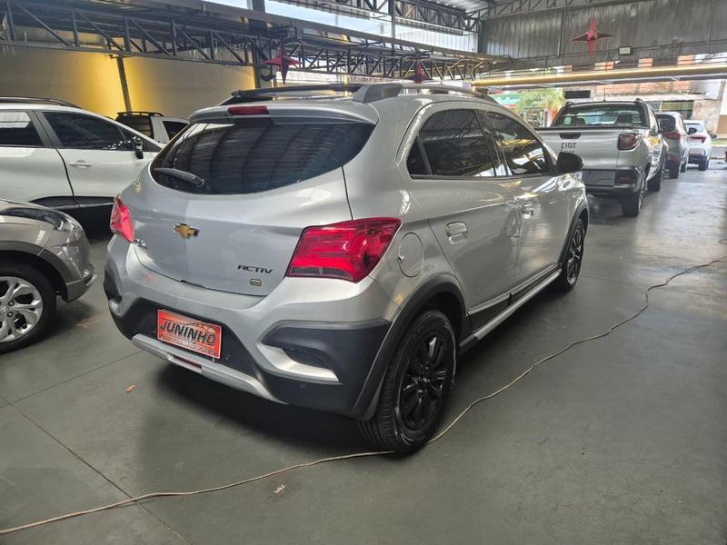 CHEVROLET Onix Hatch - Foto