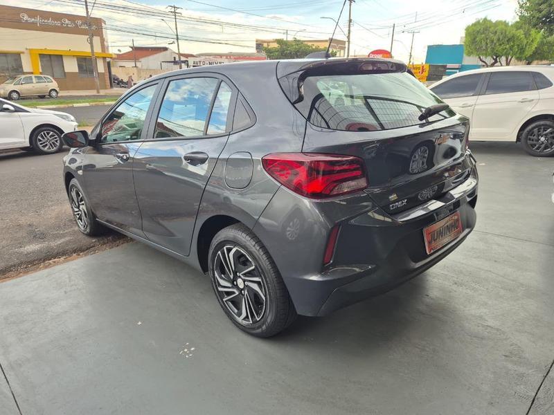 CHEVROLET Onix Hatch - Foto