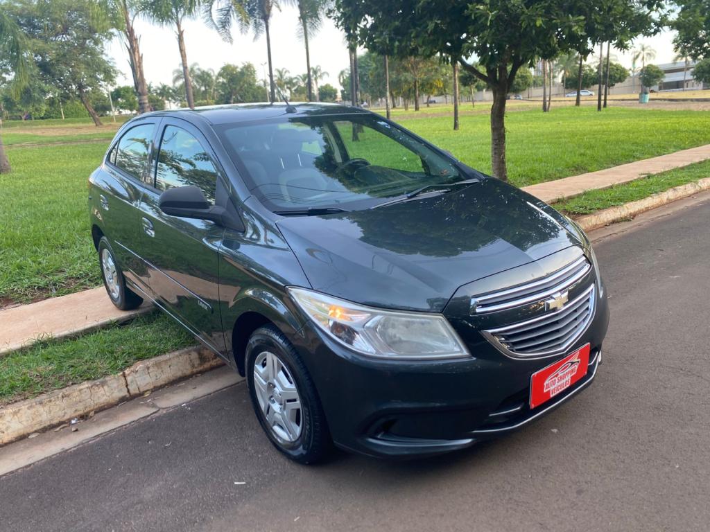 CHEVROLET Onix Hatch - Foto