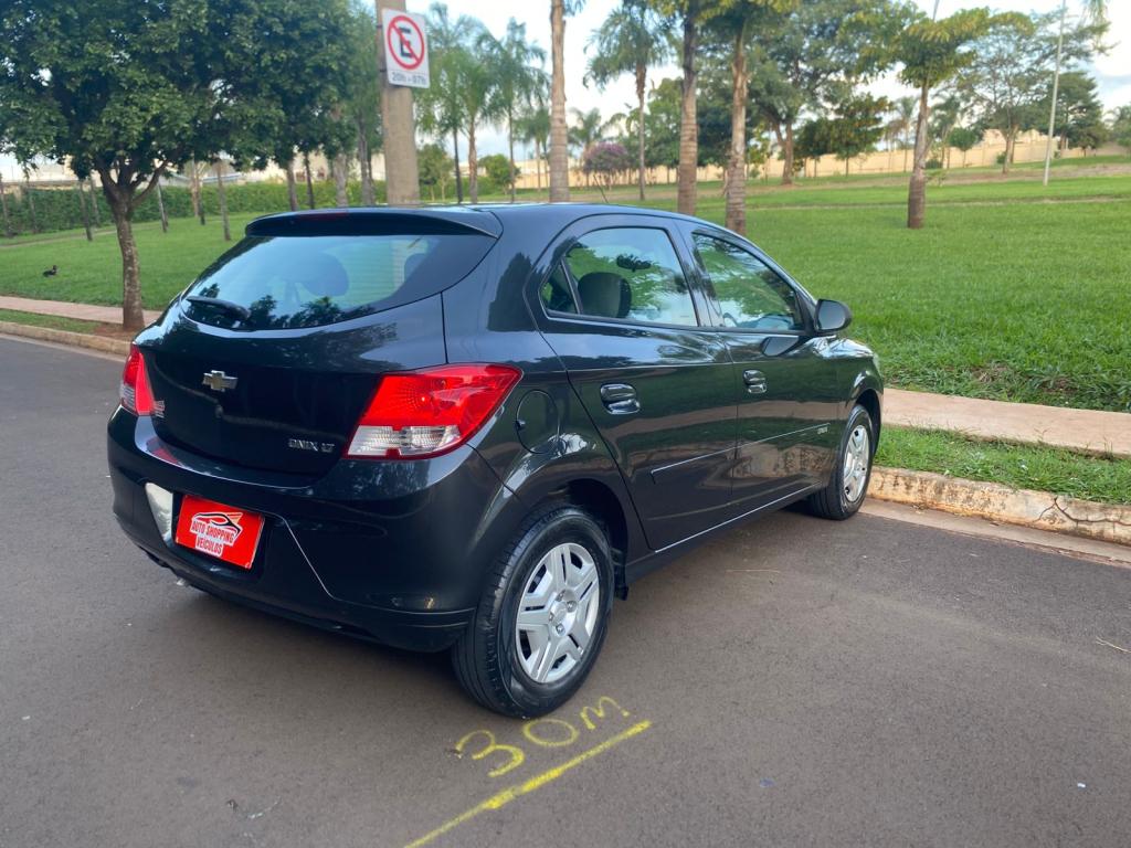 CHEVROLET Onix Hatch - Foto