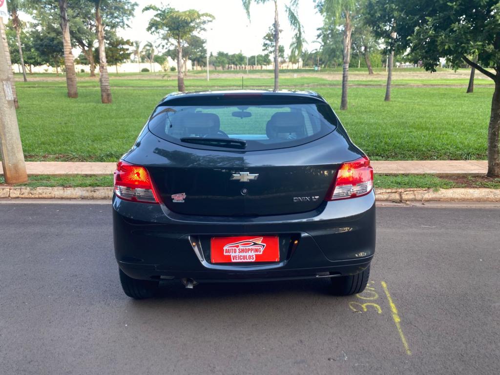 CHEVROLET Onix Hatch - Foto