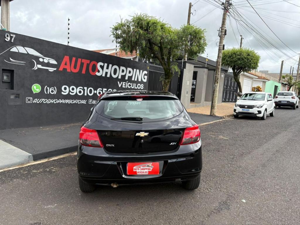 CHEVROLET Onix Hatch - Foto