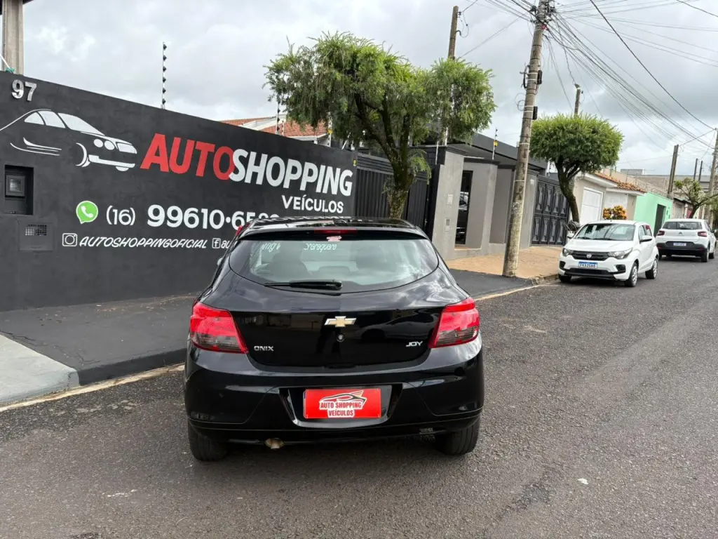 CHEVROLET Onix Hatch - Foto