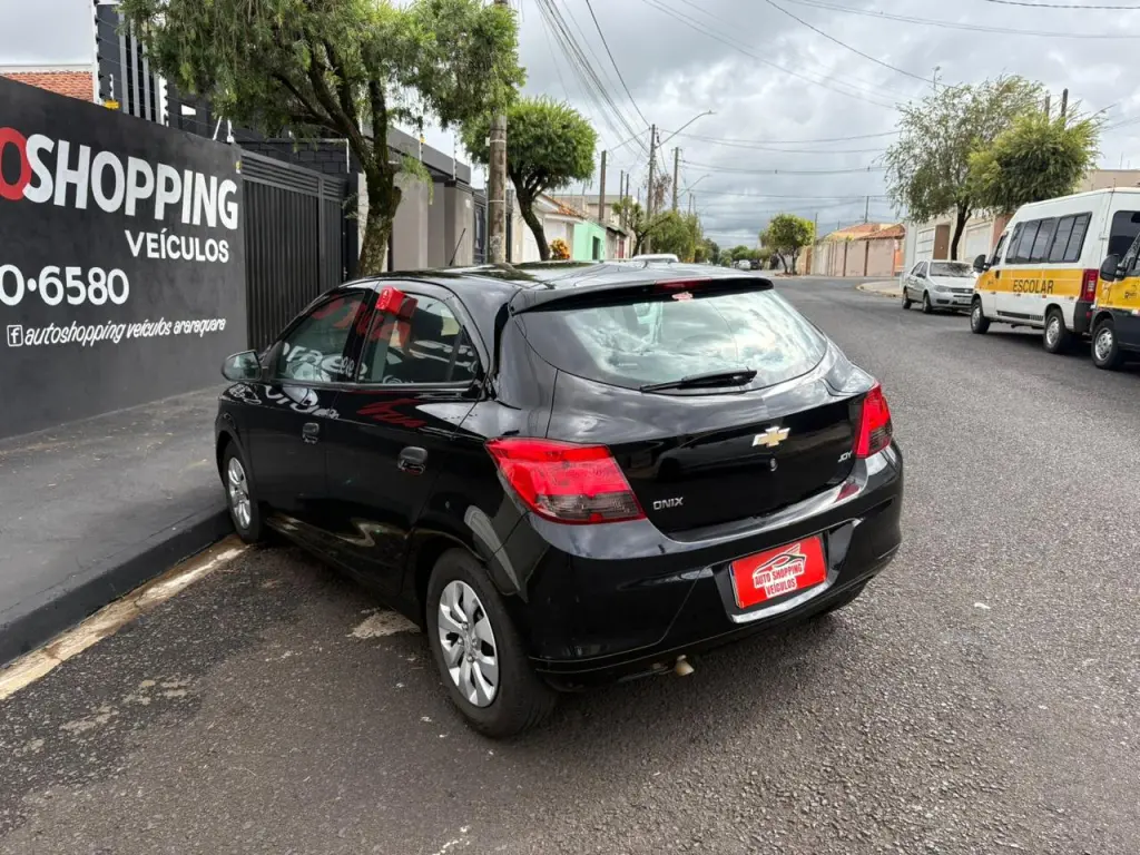 CHEVROLET Onix Hatch - Foto