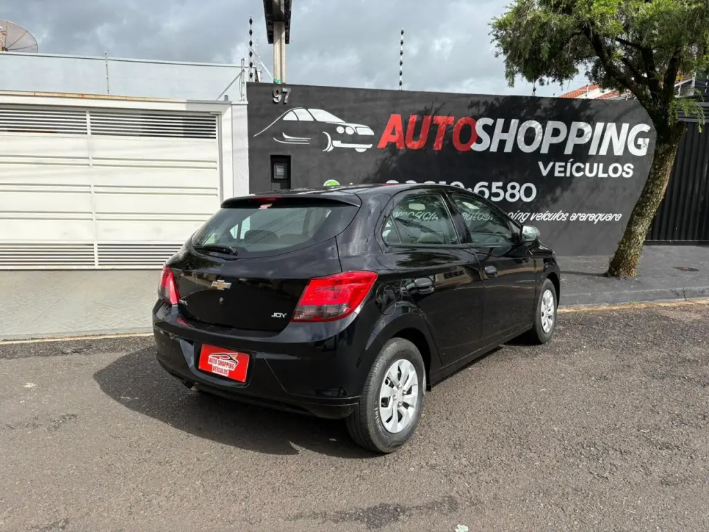 CHEVROLET Onix Hatch - Foto