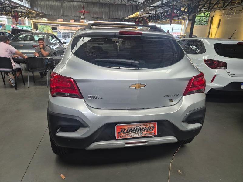 CHEVROLET Onix Hatch - Foto