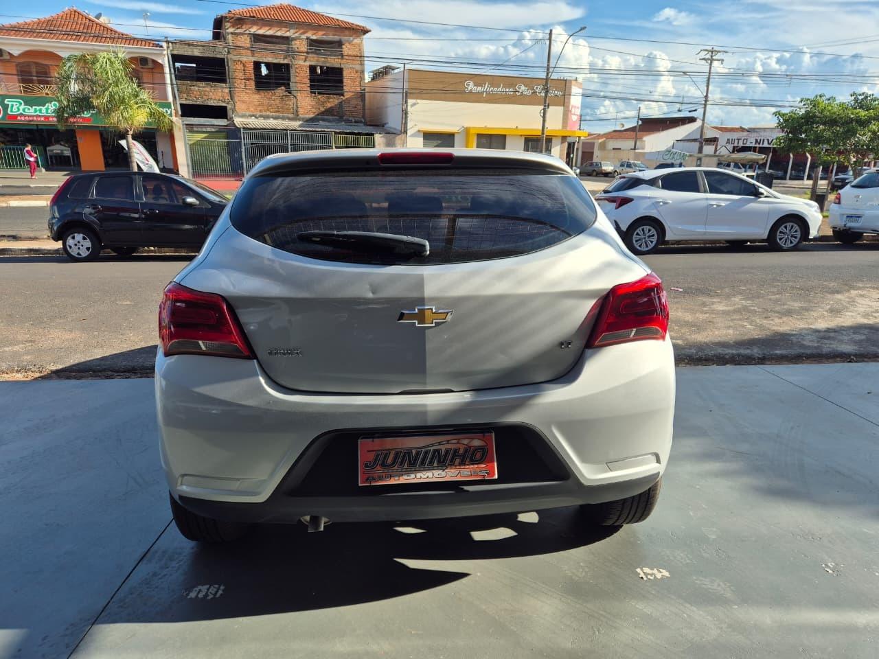 CHEVROLET Onix Hatch - Foto