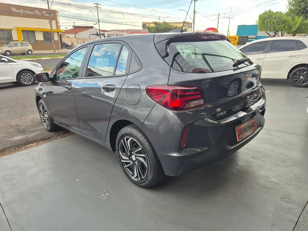 CHEVROLET Onix Hatch - Foto