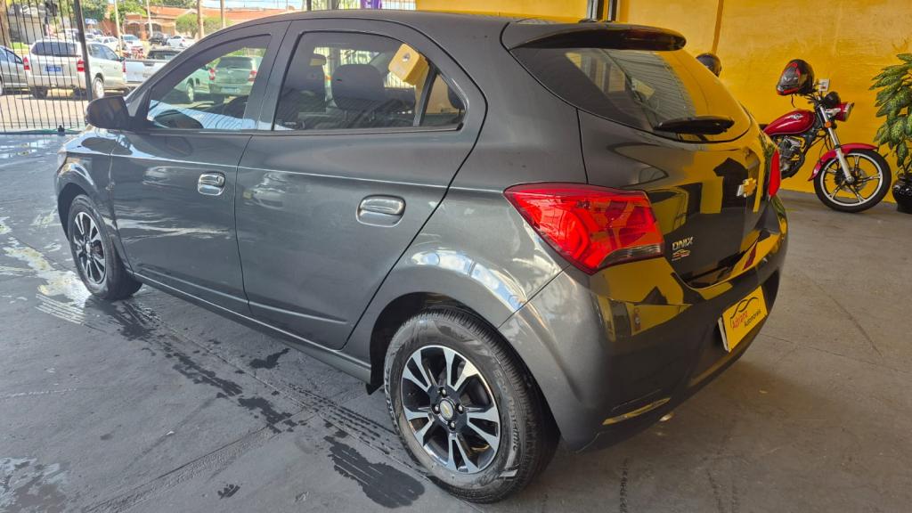 CHEVROLET Onix Hatch - Foto