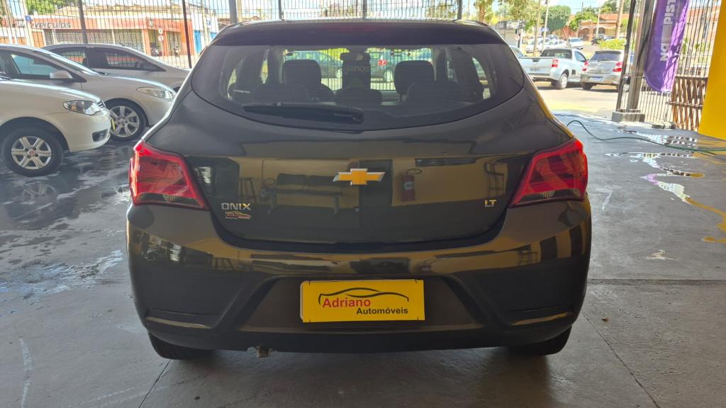 CHEVROLET Onix Hatch - Foto