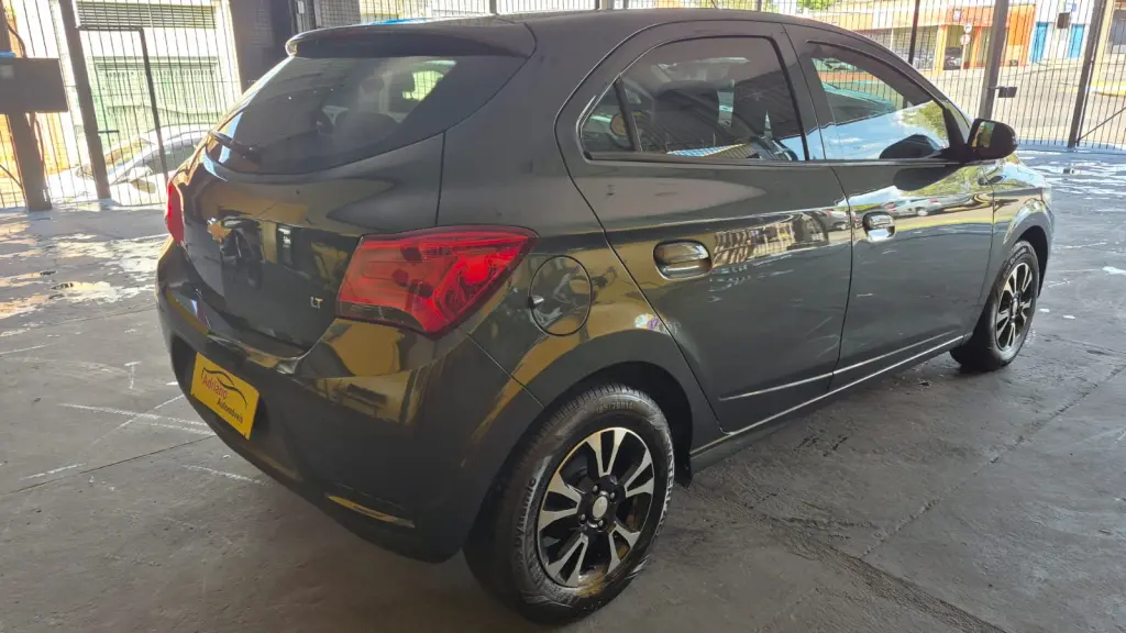 CHEVROLET Onix Hatch - Foto