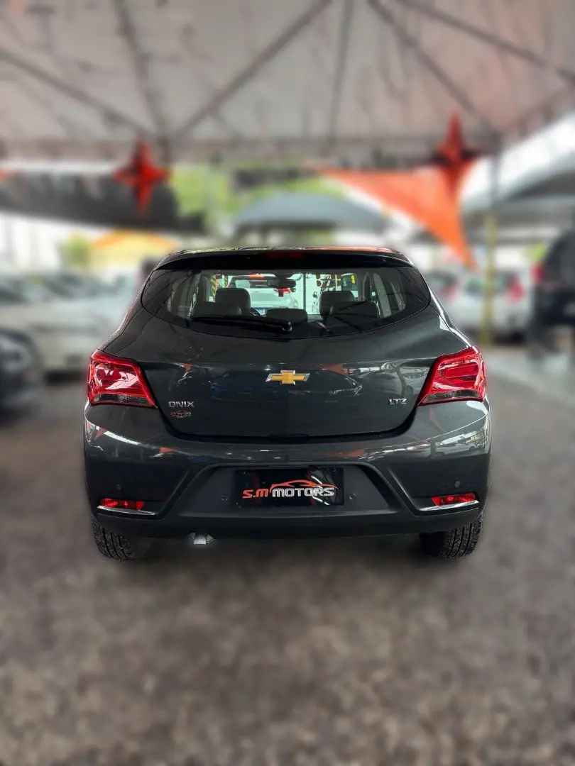 CHEVROLET Onix Hatch - Foto