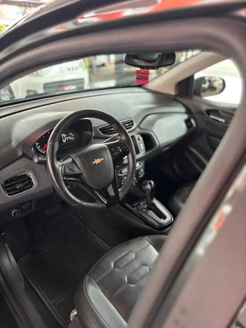 CHEVROLET Onix Hatch - Foto