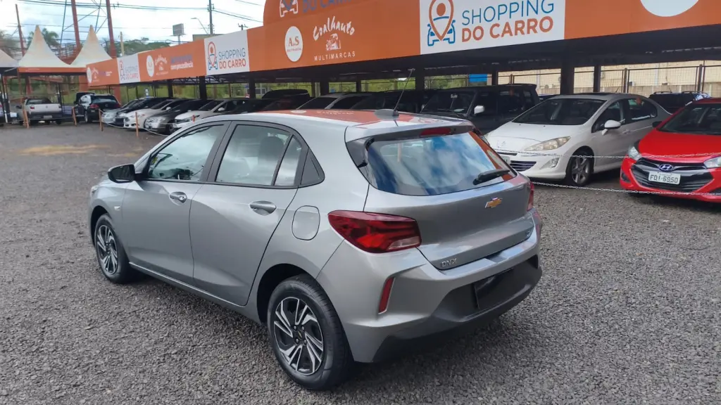 CHEVROLET Onix Hatch - Foto