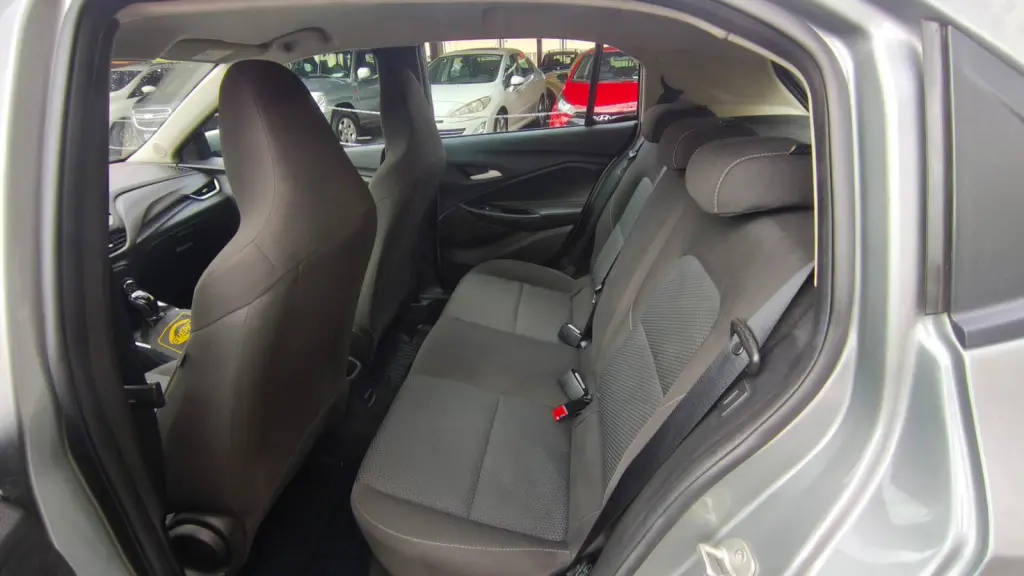 CHEVROLET Onix Hatch - Foto
