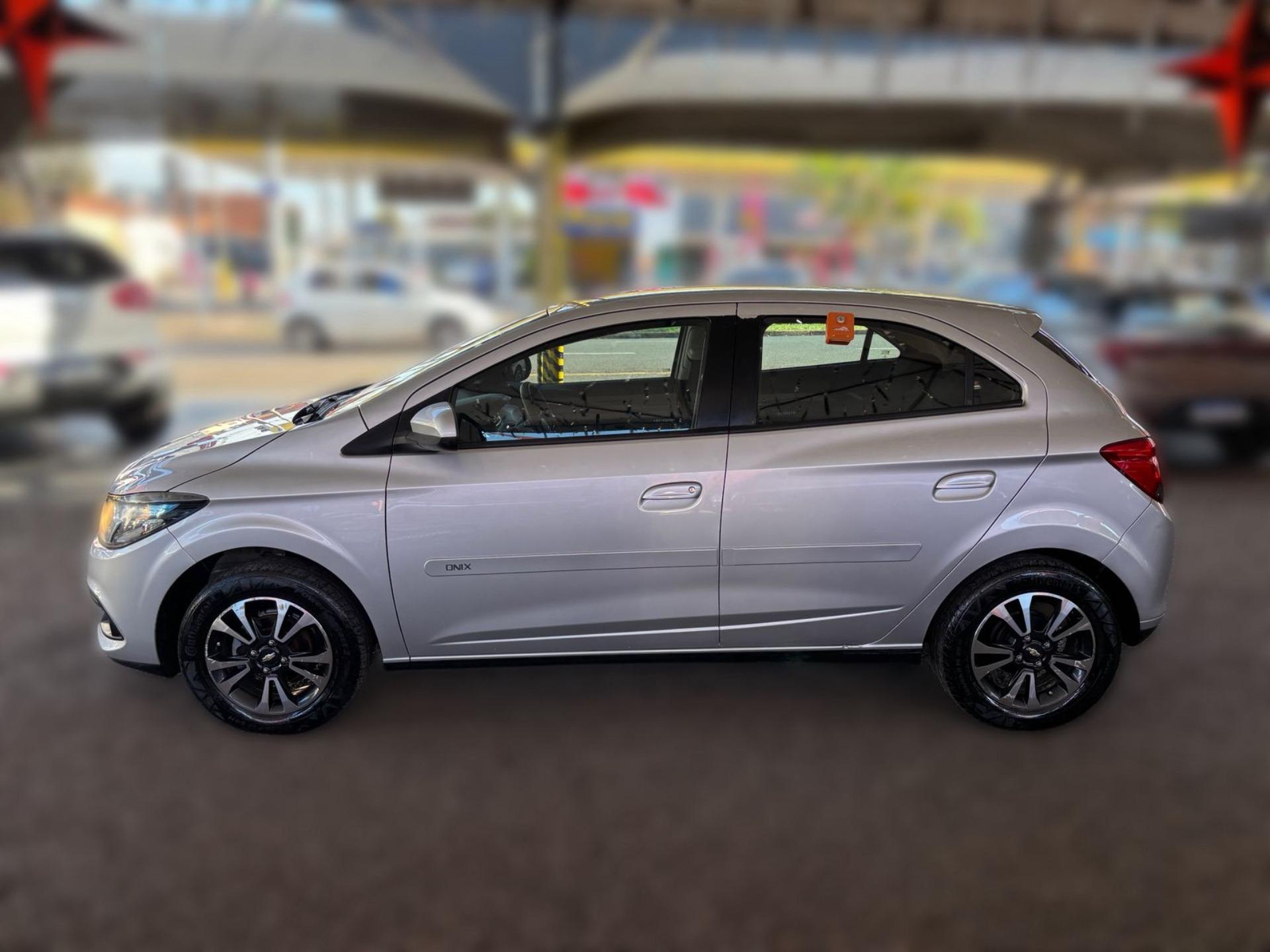 CHEVROLET Onix Hatch - Foto