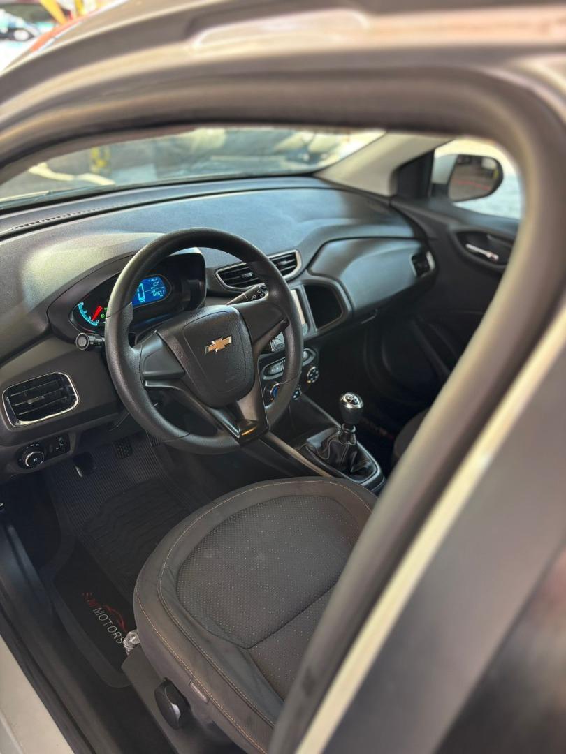 CHEVROLET Onix Hatch - Foto