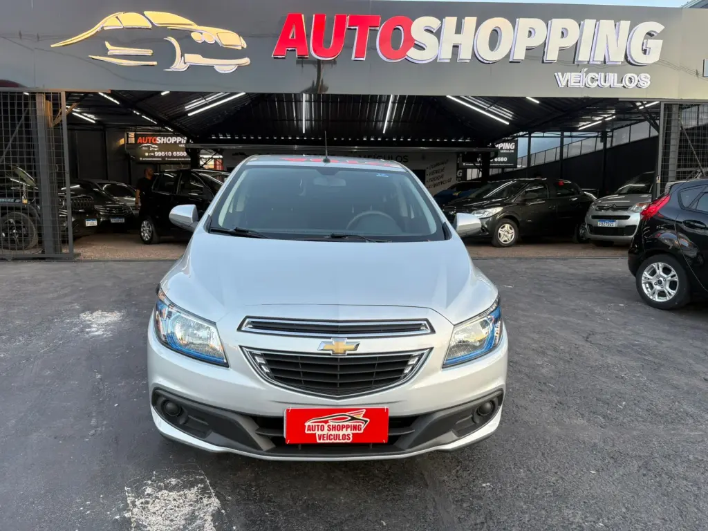 CHEVROLET Onix Hatch - Foto