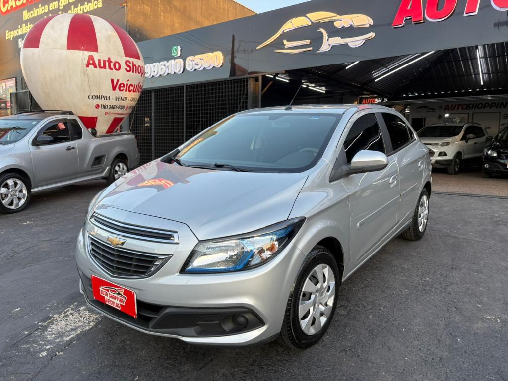 CHEVROLET Onix Hatch - Foto