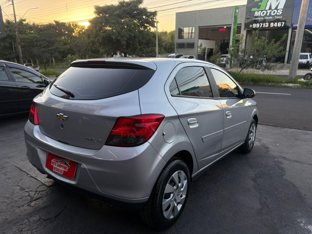 CHEVROLET Onix Hatch - Foto