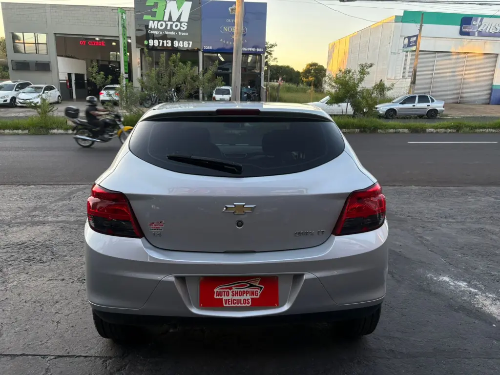 CHEVROLET Onix Hatch - Foto