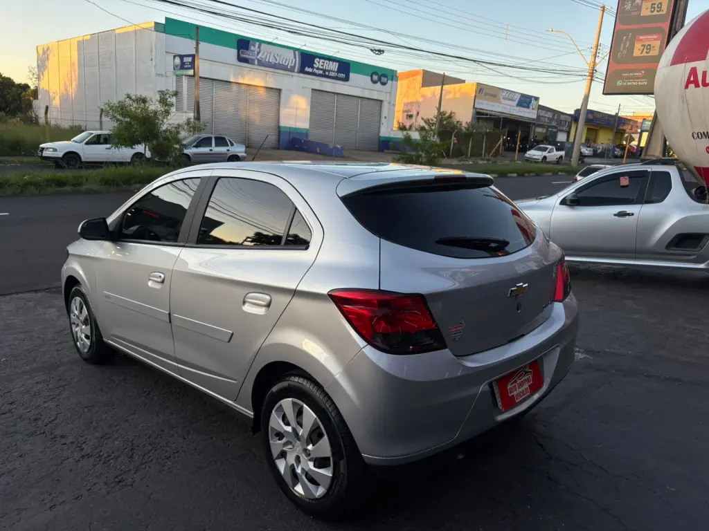CHEVROLET Onix Hatch - Foto