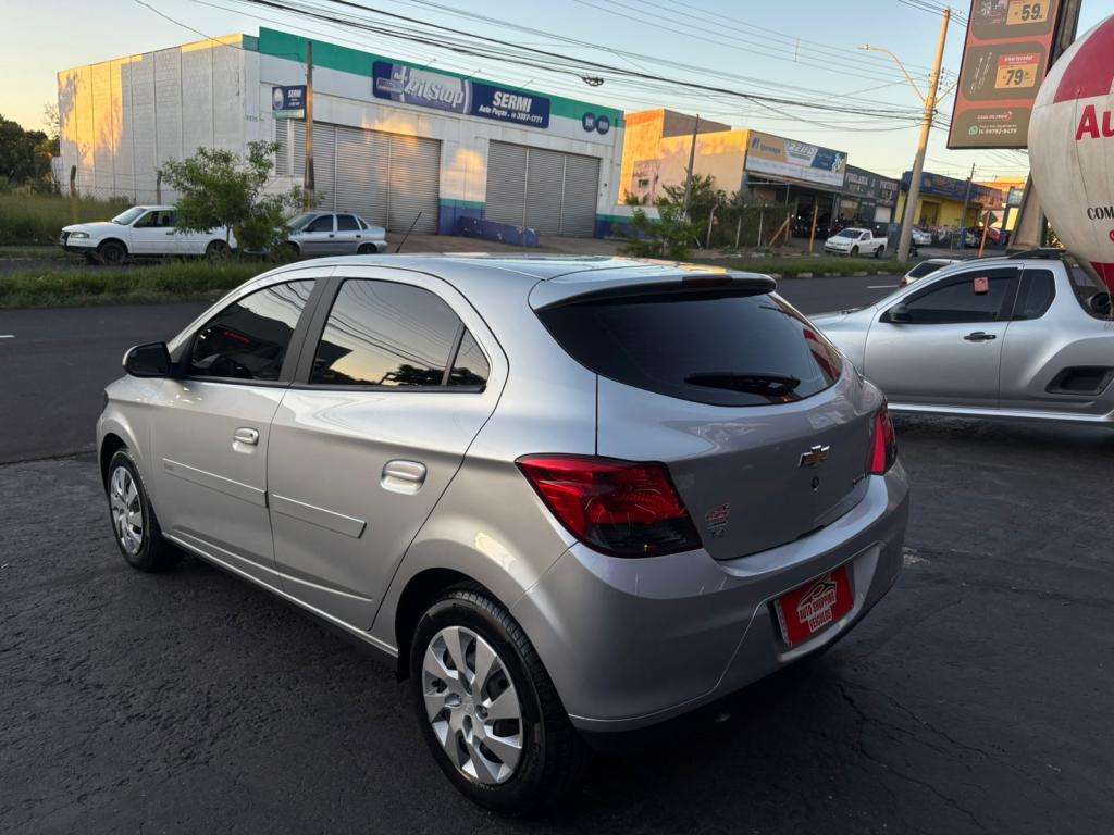 CHEVROLET Onix Hatch - Foto