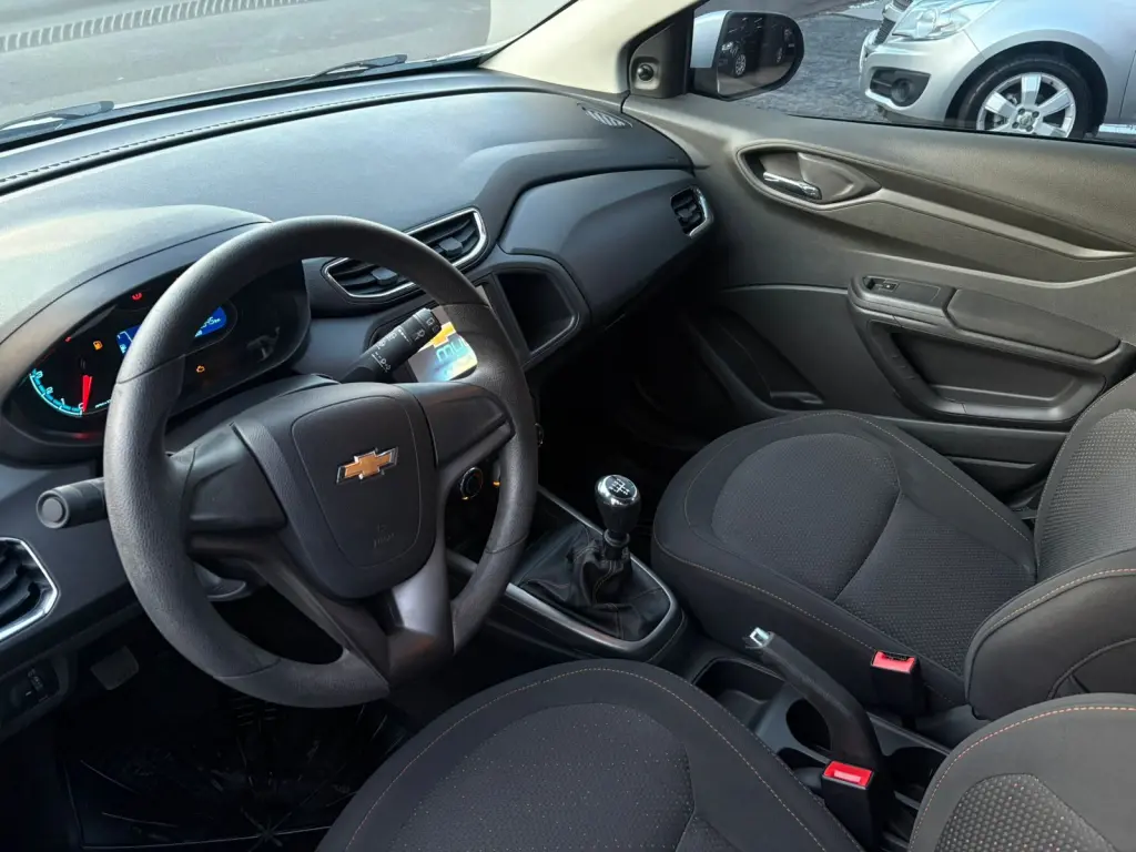 CHEVROLET Onix Hatch - Foto