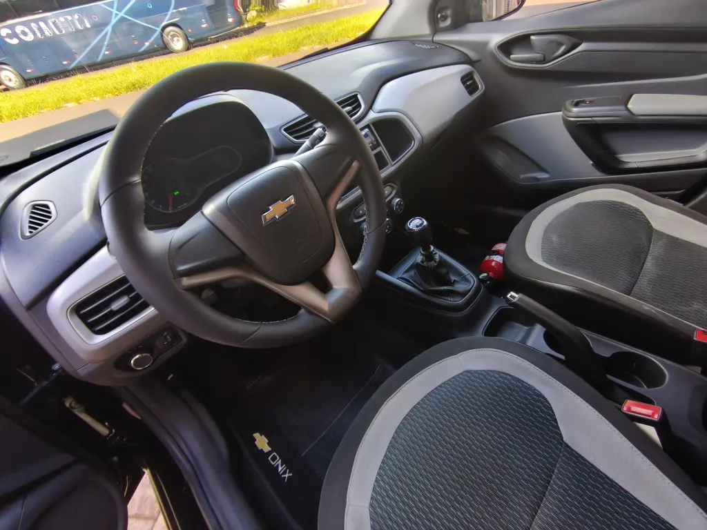 CHEVROLET Onix Hatch - Foto
