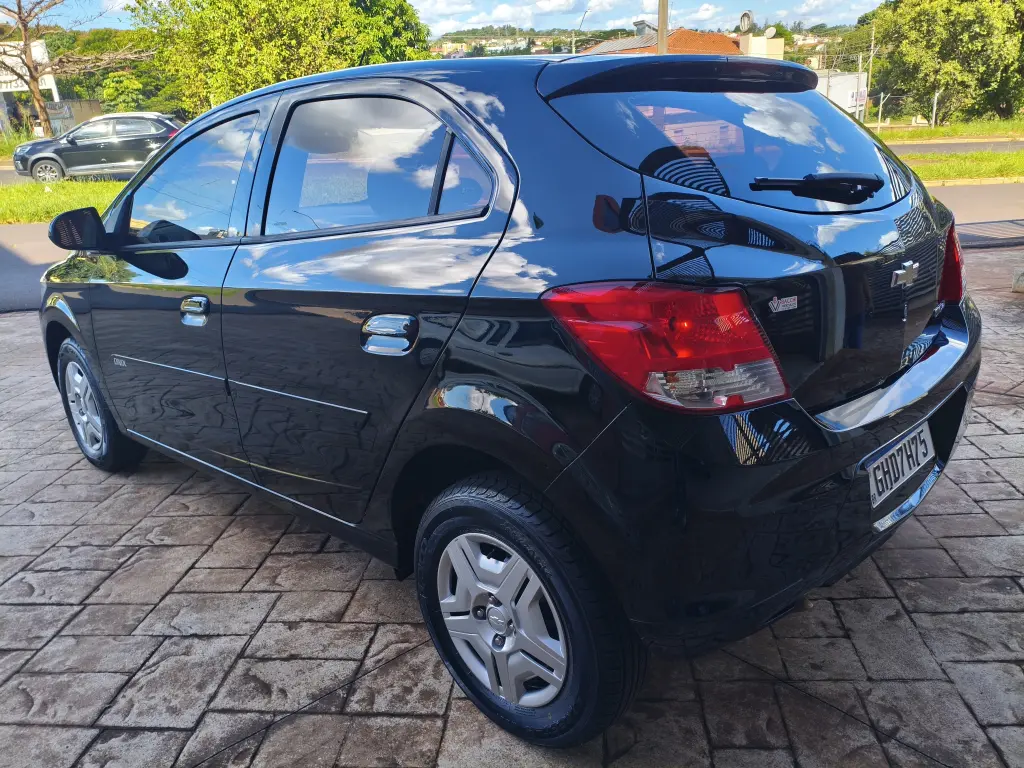 CHEVROLET Onix Hatch - Foto