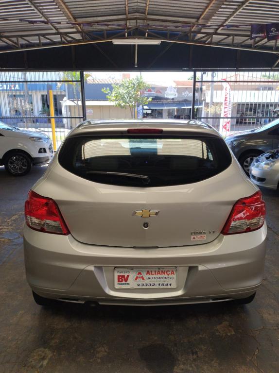 CHEVROLET Onix Hatch - Foto