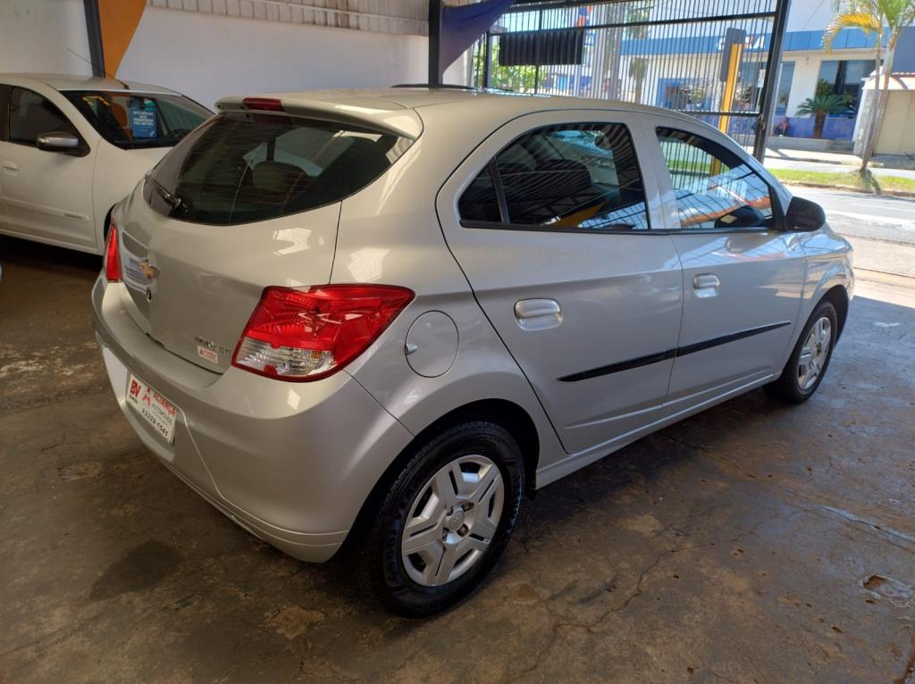 CHEVROLET Onix Hatch - Foto