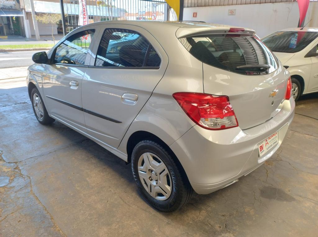 CHEVROLET Onix Hatch - Foto