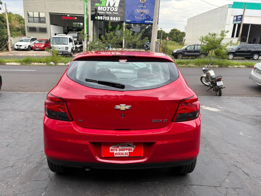 CHEVROLET Onix Hatch - Foto