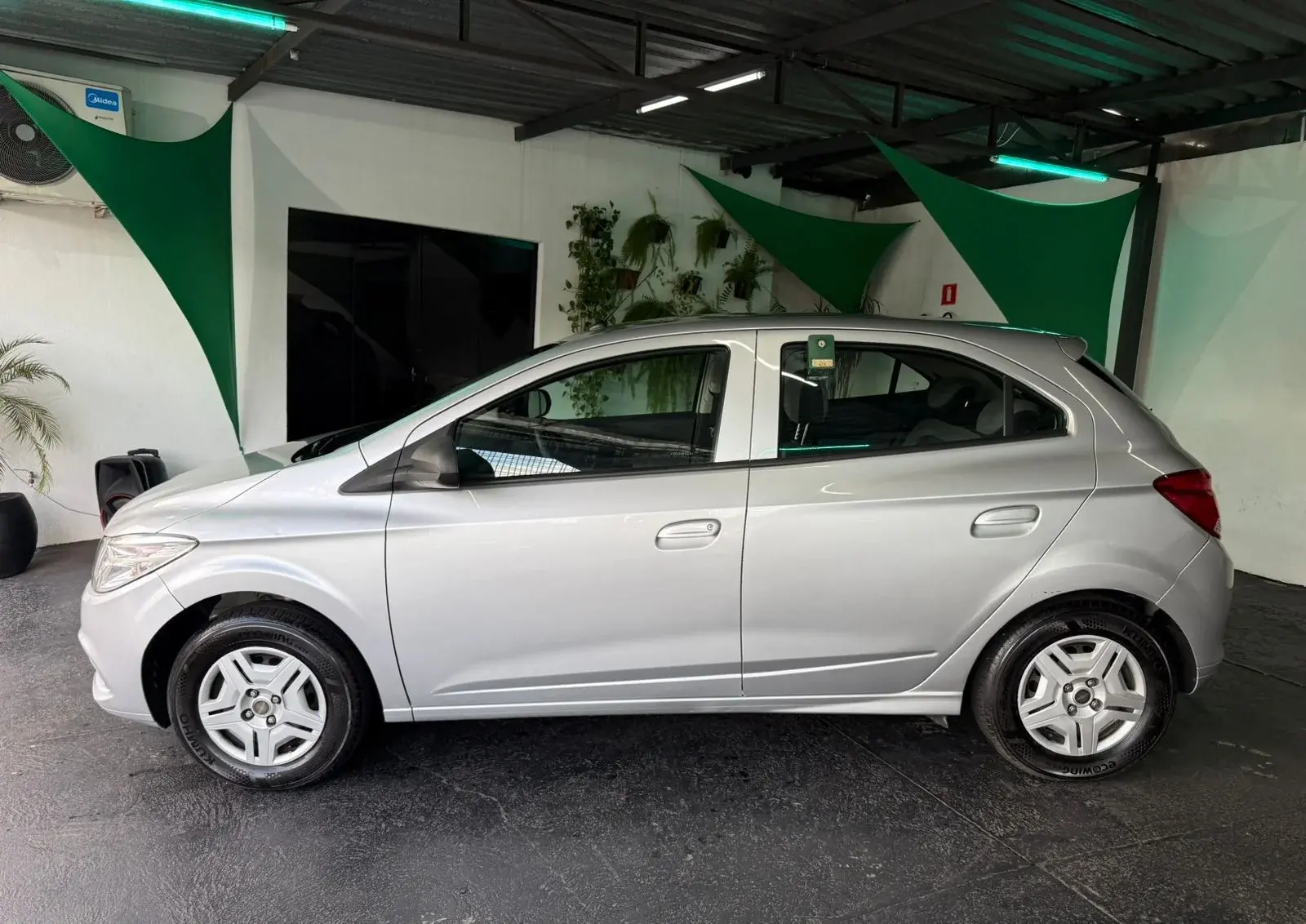 CHEVROLET Onix Hatch - Foto