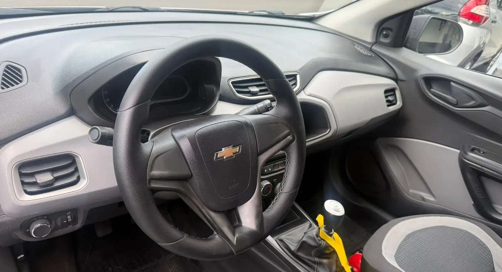 CHEVROLET Onix Hatch - Foto